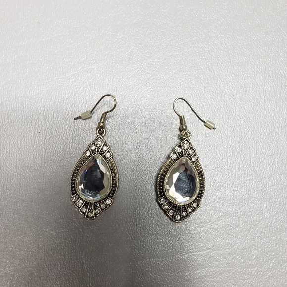 3/$15 Unbranded pretty statement earrings - Picture 3 of 6